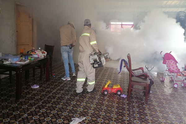 Hubo fumigación en varias zonas de la provincia de Colón afectadas por el dengue. Foto. Diomedes Sánches.