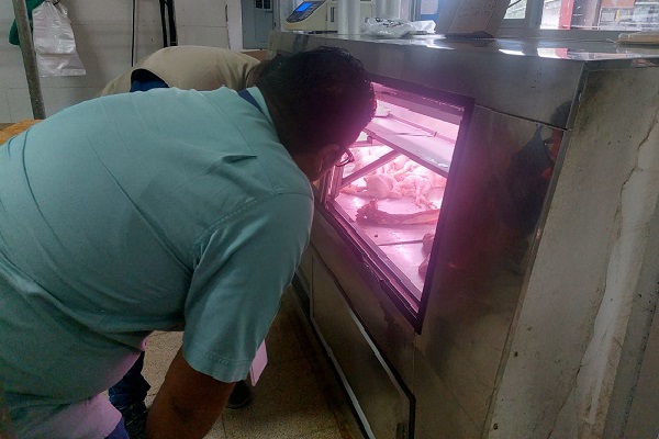 El operativo tenía como objetivo verificar la procedencia de las carnes puestas en venta ante las sospechas de la comercialización de reses hurtadas. Foto. Eric Montenegro