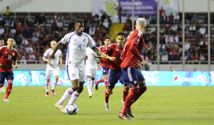 El panameño Fidel Escobar controla el balón ante la marca de jugadores de Costa Rica. Fepafut