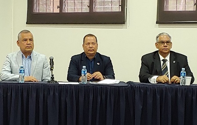 Aníbal Espinoza, presidente UNCAP (izq), Rodolfo Samuda, Gabinete Logístico Panamá (c), y Osiris Ramírez Ponce De León, de OICEX y CECOMEX (der). Foto: Cortesía