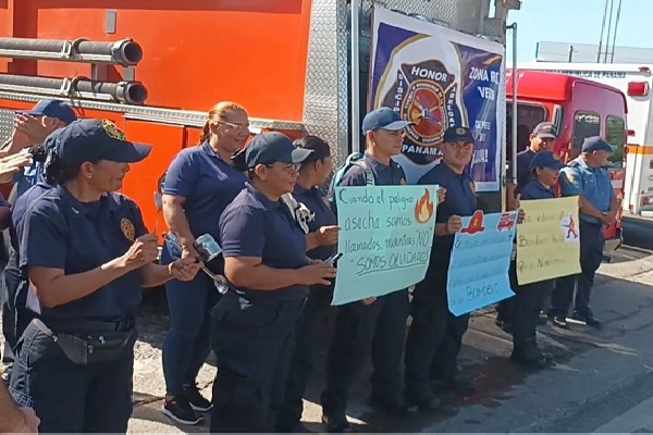 La protesta se inició en las instalaciones de la sede del cuartel en la ciudad de Santiago. Foto. Melquíades Vásquez