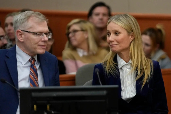 Gwyneth Paltrow y su abogado Stephen Owens sonríen después de la lectura del veredicto en el juicio por un accidente de esquí. Foto: EFE/  EPA / Rick Bowmer / Pool