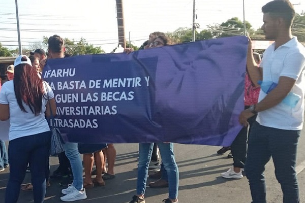 Unos 800 estudiantes están esperando que el Ifarhu les cancelo los dineros adeudados. Foto. Thays Domínguez