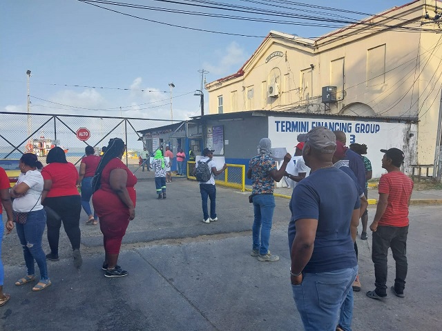 Un muelle que opera en la zona, no los deja desarrollar la obra. Foto: Diomedes Sánchez Un muelle que opera en la zona, no los deja desarrollar la obra. Foto: Diomedes Sánchez