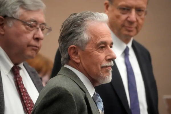 Terry Sanderson (c), el hombre de Utah que demandó a Gwyneth Paltrow, comparece ante el tribunal, en Park City, Utah. Foto: EFE / EPA / Rick Bowmer / Pool Terry Sanderson (c), el hombre de Utah que demandó a Gwyneth Paltrow, comparece ante el tribunal, en Park City, Utah. Foto: EFE / EPA / Rick Bowmer / Pool