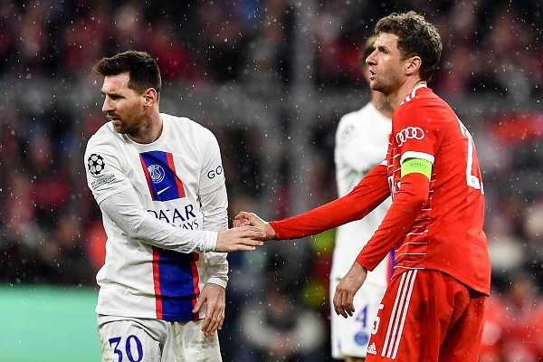 Leo Messi del PSG es saludado por Thomas Müller del Bayern, lueo de la eliminación del equipo francés en la Champions. Foto:EFE