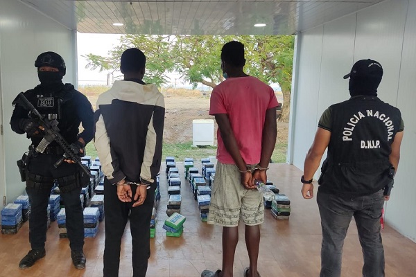La droga y el bote fueron trasladados a la sede de la Policía Nacional en el distrito de San Carlos. Foto. Eric Montenegro La droga y el bote fueron trasladados a la sede de la Policía Nacional en el distrito de San Carlos. Foto. Eric Montenegro