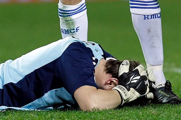 Hits to the head of football players, disorders and dementia