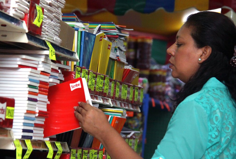 El alto costo de los útiles escolares afecta a miles de padres de familia.