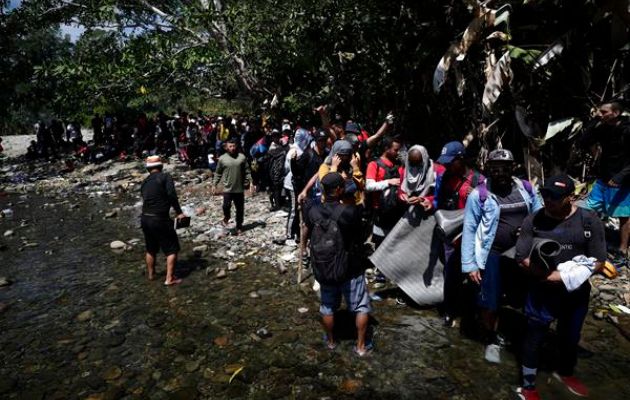 Personas migrantes esperan para ser trasladados en canoa en el Darién. Foto: EFE