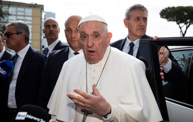 El papa Francisco sale del hospital tras tres noches ingresado con bronquitis. Foto: EFE