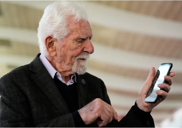 El inventor del celular, Martin Cooper, tiene 94 años, en la actualidad. Foto: EFE