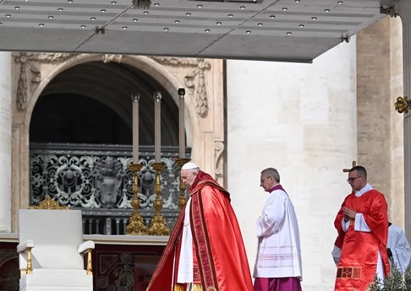 El papa reaparece en la plaza de San Pedro, tras su alta hospitalaria. Foto: EFE