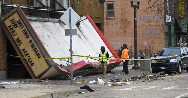 Vista de los destrozos causados por un tornado en el Teatro Apollo, en Belvidere, Illinois. Foto: EFE