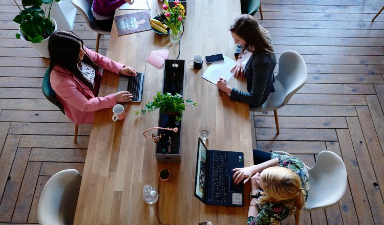 El trabajo remoto  se ha convertido actualmente en un aspecto común de la vida laboral. 