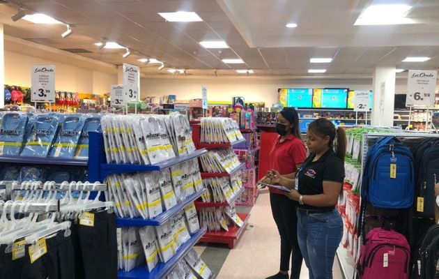 Verificación de los útiles escolares. Foto: Cortesía Acodeco