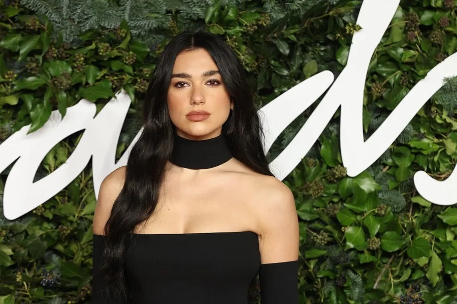Dua Lipa interpreta a una sirena. Foto: EFE / EPA / Vickie Flores / Archivo