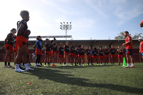 Ignacio 'Nacho' Quintana (der.) habla con las jugadoras durante el entrenamiento de Panamá con miras al amistoso ante República Dominicana. Foto: Fepafut.