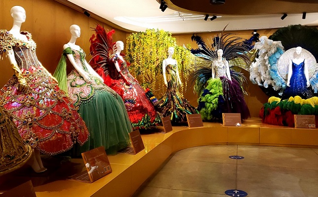 Una de las salas del Museo de Barranquilla exhibe los vestuarios de las reinas que ha tenido este Carnaval. Foto: Fanny Arias