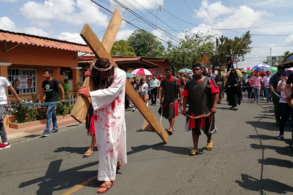 Esta dramatización abarca los 15 pasos del vía crucis y se prolonga por más de dos horas, incluye reflexiones adaptadas a la realidad actual que vive la juventud panameña. Foto. Eric Montenegro