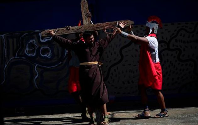 Abraham Escobar, de 27 años, que interpreta a Jesús de Nazareno, actúa en la Pasión de Cristo con otros reclusos. Foto: EFE