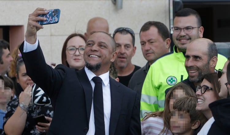 Roberto Carlos, exjugador del Real Madrid junto a varios aficionados. EFE