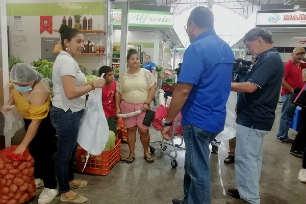 Es necesario que los manipuladores cuenten con los documentos exigidos para la venta de alimentos para el consumo humano. Foto. Thays Domínguez