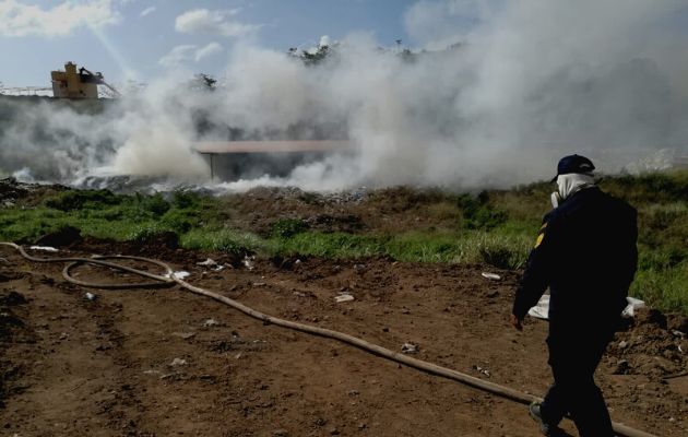 Los bomberos emitieron algunas recomendaciones a la comunidad afectada por la gran cantidad de humo. Foto: Cortesía