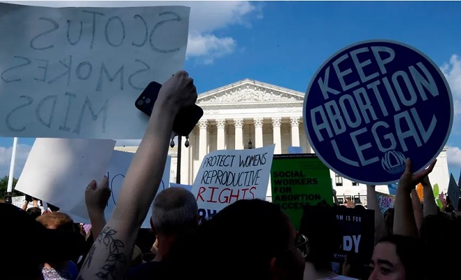 Varias mujeres se manifiestan a favor del derecho al aborto. Foto: EFE