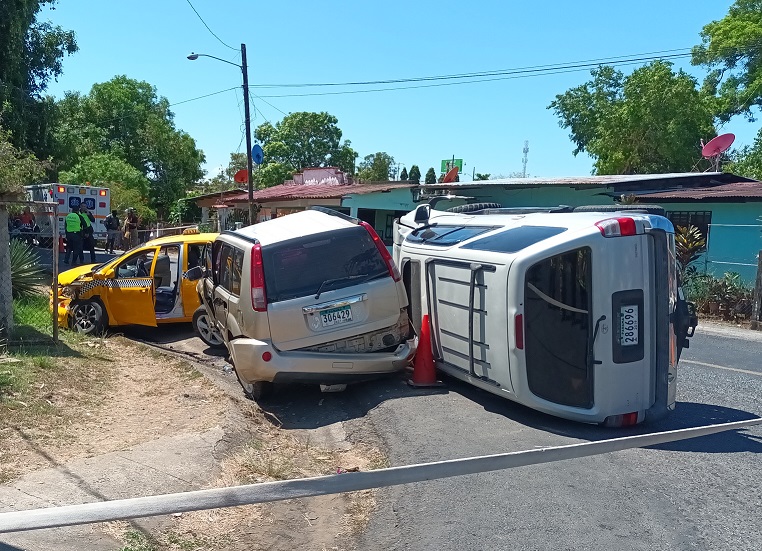 La víctima quedó dentro de la camioneta sin vida tras el fuerte impacto. Foto: Melquiades Vásquez