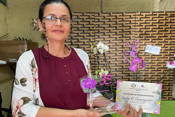 Se hizo entrega del reconocimiento a los orquideólogos cuyas plantas fueron destacadas durante el evento ferial por jueces nacionales. Foto. José Vásquez