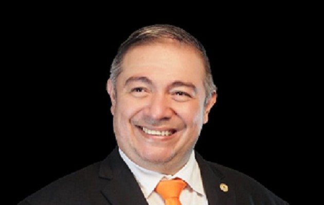 Edwin Abdiel Samudio Arcia busca votos salón por salón. Foto: Cortesía.