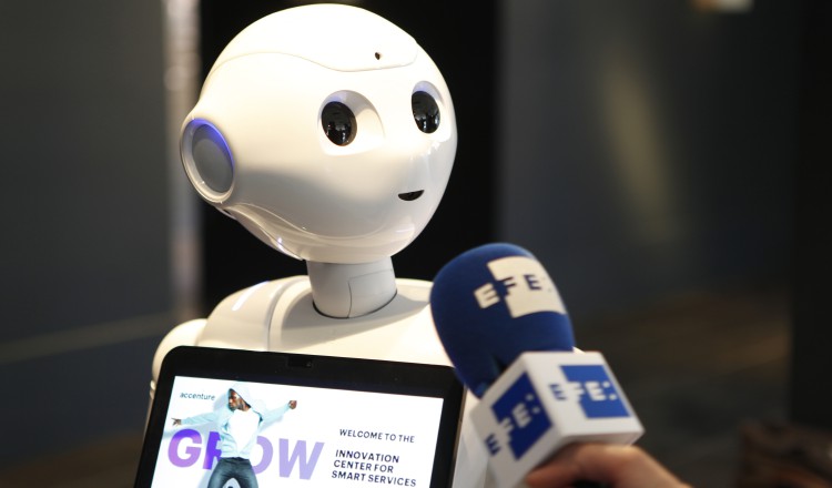 Robot en el Festival Digital de Bruselas que reúne a numerosos expertos que analizan las ventajas de la inteligencia artificial. EFE
