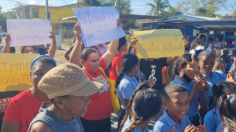 Los acudientes aseguran que la falta de docentes recarga de estudiantes a los otros. Foto: Thays Domínguez.
