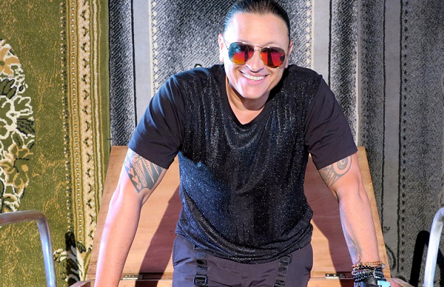 Elvis Crespo celebrates 25 years of ‘Suavemente’