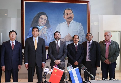 Foto oficial del momento en que se firmó el acuerdo. Radio La Primerisa.
