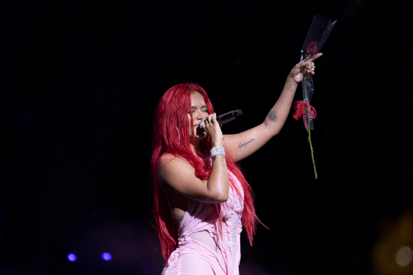 Karol G se molestó con 'GQ' por exceso de retoques que le hicieron a sus fotos. Foto: EFE