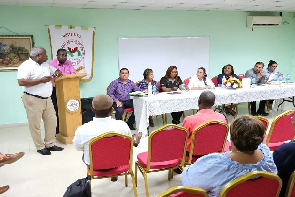 La ministra de Educación también se reunió con los padres de familia del  Instituto Simón Manuel Urbina. Foto. Cortesía