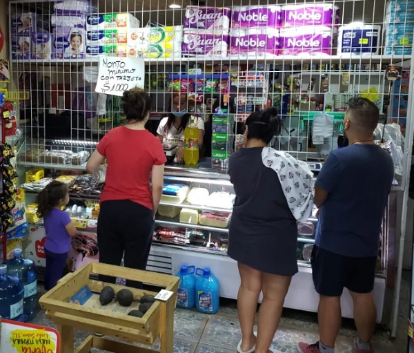 Personas realizan su compra en una tienda en Santiago de Chile. Foto: EFE