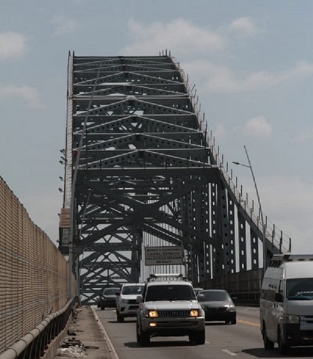 La rodadura del puente de las Américas presente un evidente deteriodo. Foto: Archivo