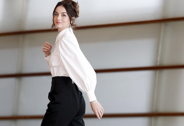 Ana de Armas begins her ‘Saturday Night Live’ monologue