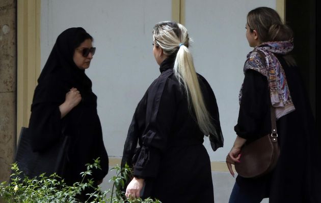 Las autoridades iraníes comenzaron el sábado a aplicar un plan para reimponer el uso del velo. Foto: EFE