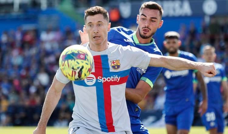 El delantero polaco del Barcelona Robert Lewandowski y el defensa del Getafe Juan Iglesias. EFE