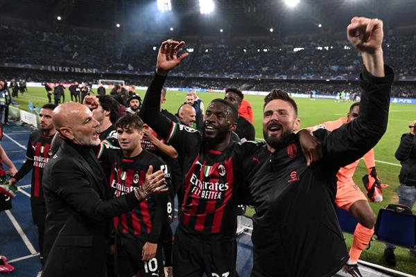 Jugadores y técnico del AC Milan festeja su clasificación a semifinales. Foto: EFE