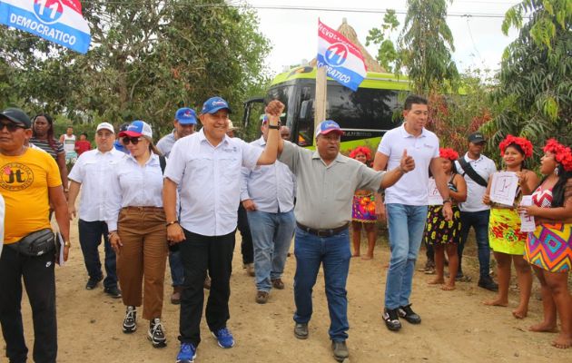 El diputado Crispiano Adames recorre la comunidad de Ipetí- Emberá. Foto: Cortesía 