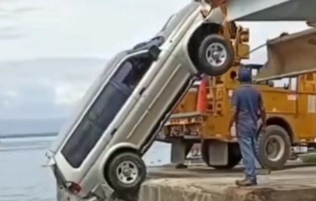 El auto tuvo que ser extraido del agua por medio de una retroexcavadora. Foto: Mayra Madrid,