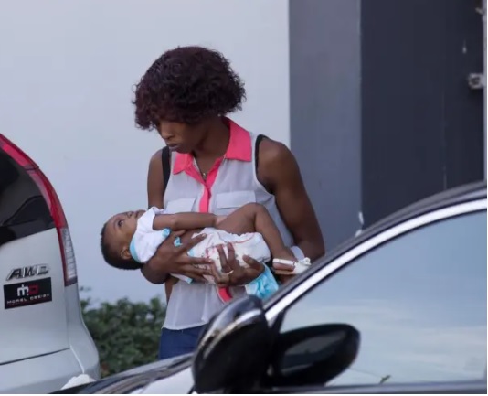 Una mujer, con su bebé en brazos, camina en el Hospital Materno Infantil San Lorenzo de los Mina, en Santo Domingo. Foto: EFE 