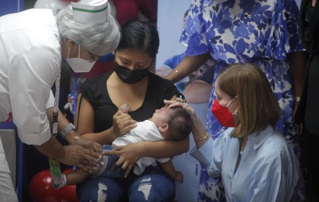 Este año se tiene previsto inmunizar a cerca 200,000 personas en Panamá. Foto: EFE