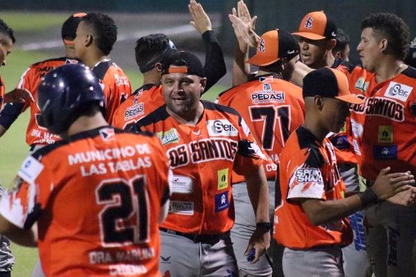 Los Santos vuelve a otra final del béisbol mayor. Foto: Fedebeis