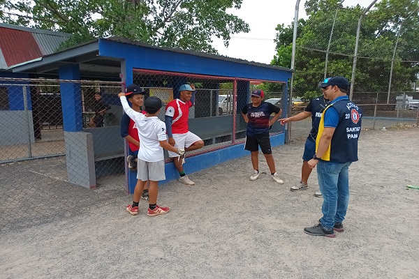 El equipo de Veraguas entrena en el cuadro del club Activo 20-30. Foto: Melquiades Vásquez